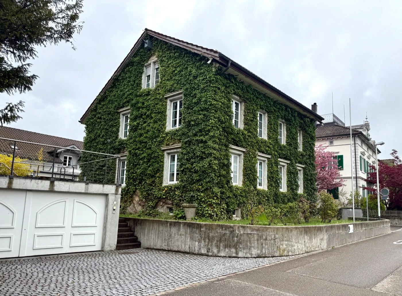 Aussenansicht der Praxis an der Bahnstrasse 5 in Uster, ein efeubewachsenes Altbauhaus