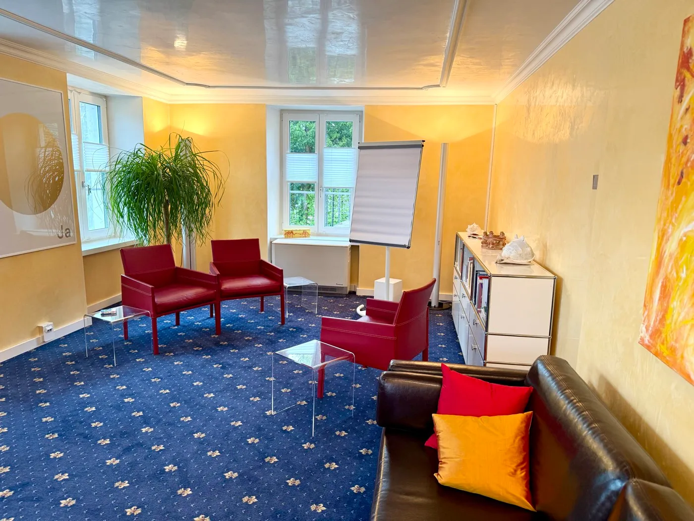 Einladender Therapieraum der Praxis Paar- und Sexualtherapie an der Bahnstrasse 5 in Uster